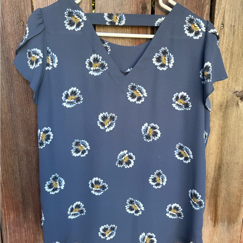 Loft Floral Print  Blue Flutter Sleeve Blouse Size Small - Picture 10 of 14